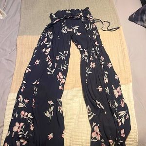 Front tie string pant w/side slits  by Billabong brand. Size S.